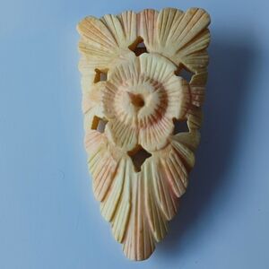 VINTAGE CARVED FLORAL 2" DRESS/FUR CLIP UNMARKED